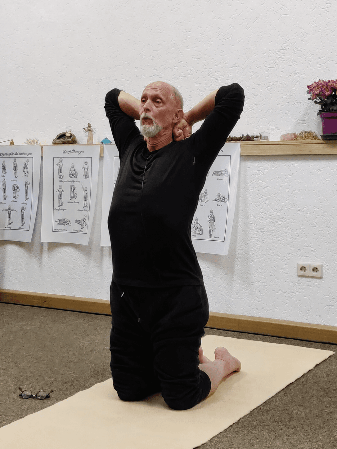 Allen Pittman übt eine kniende Nacken- und Schulterbewegung