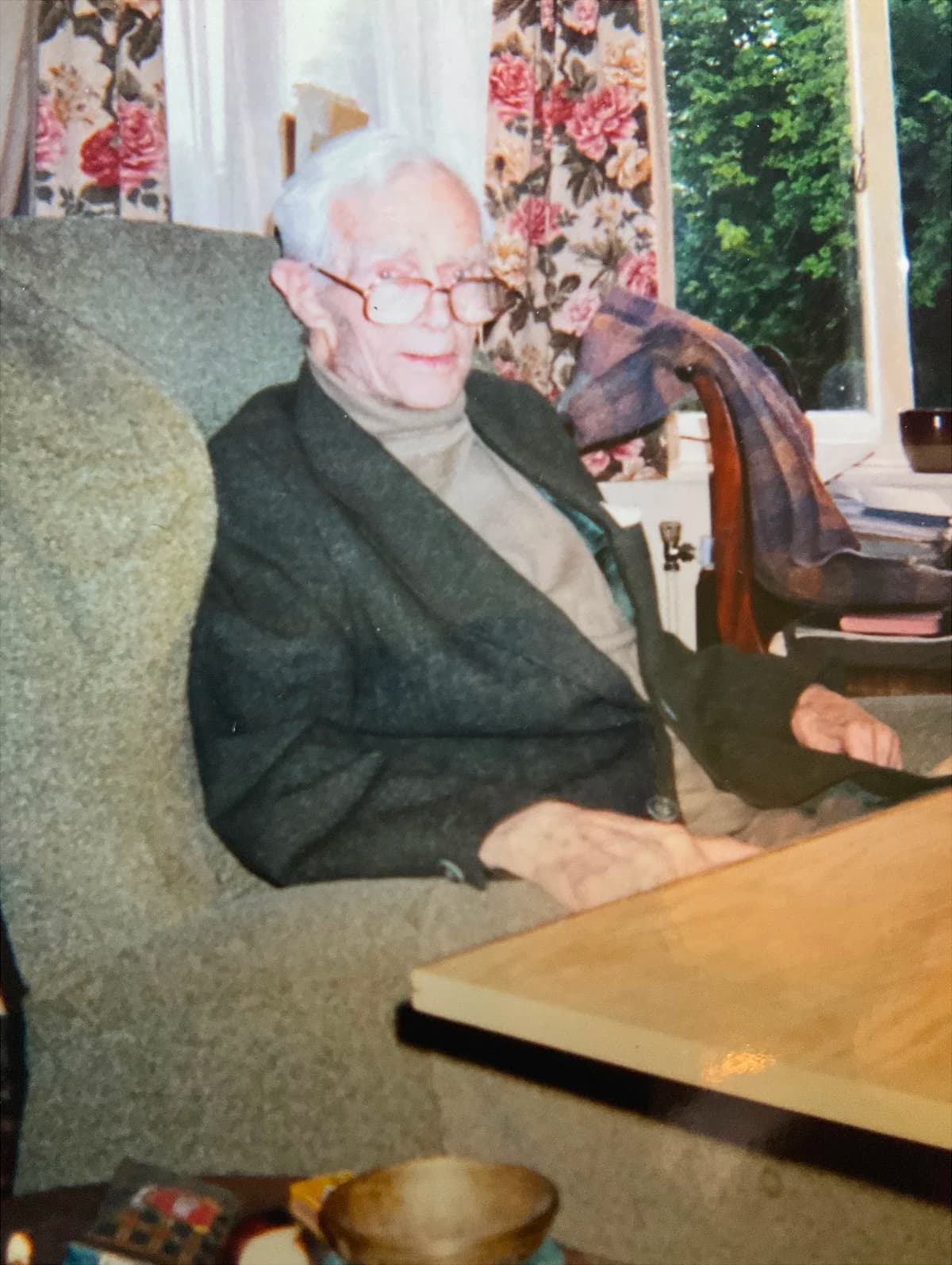 Owen Barfield in späteren Jahren zu Hause in einem Sessel sitzend