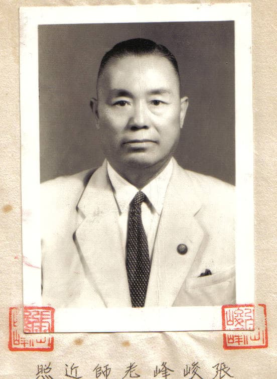 Porträt von Chang Chuen-Feng, chinesisch beschriftet: neue Aufnahme von Lehrer Chang Chuen-Feng