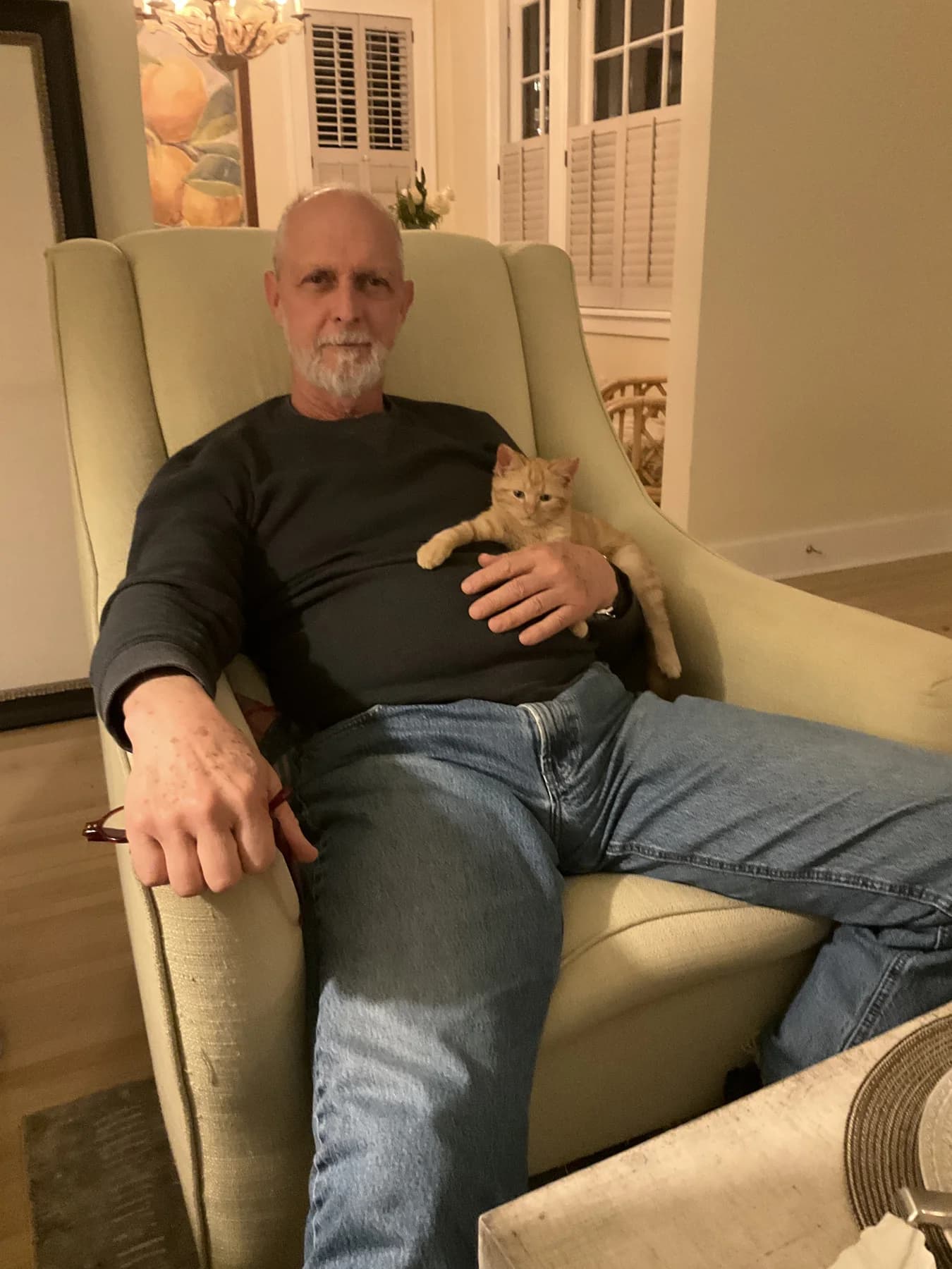Allen Pittman zu Hause, eine Katze liegt auf ihm