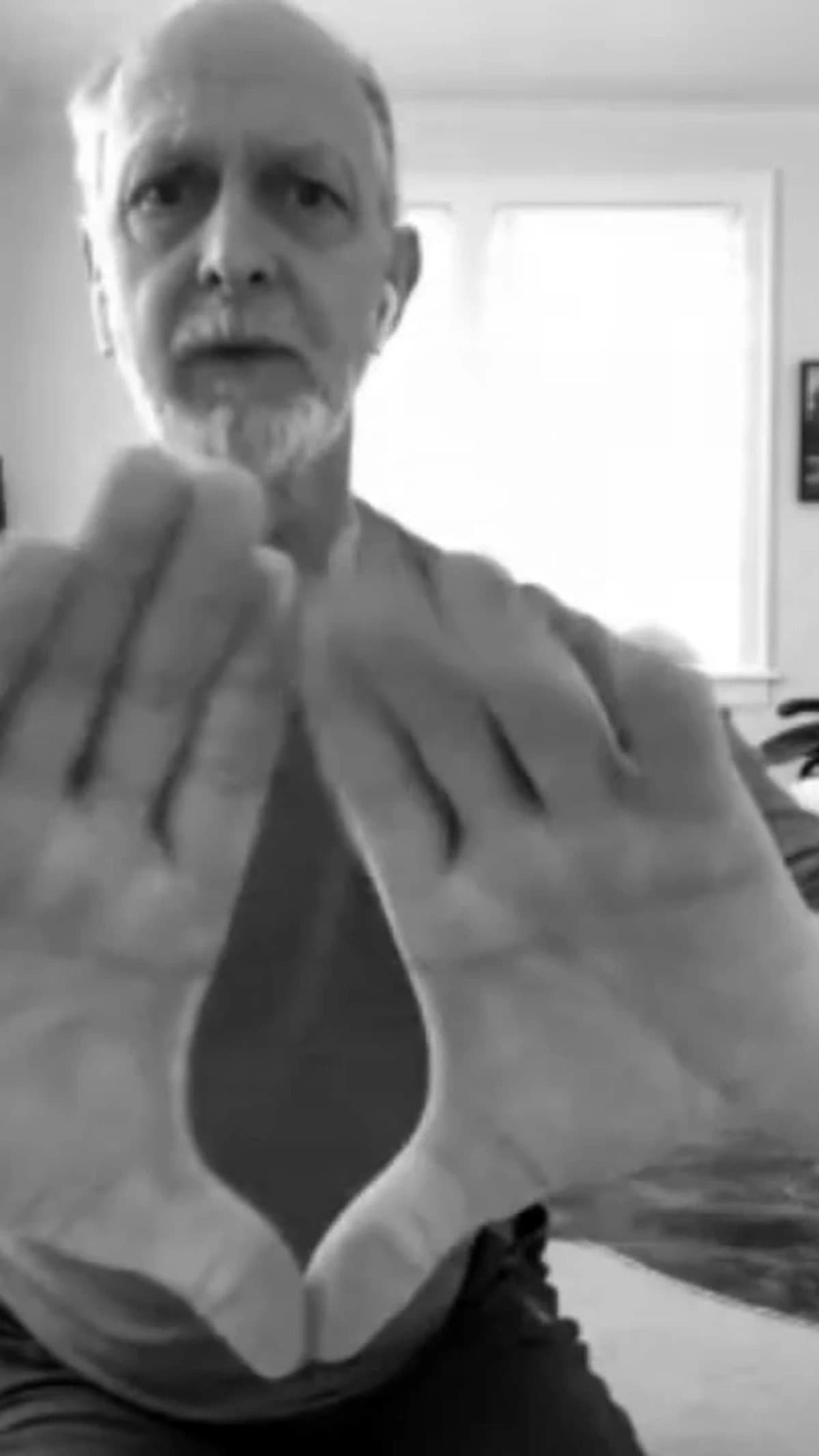 Allen Pittman zeigt die Arbeit mit den Händen in einer Egyptian-Yoga-Stunde