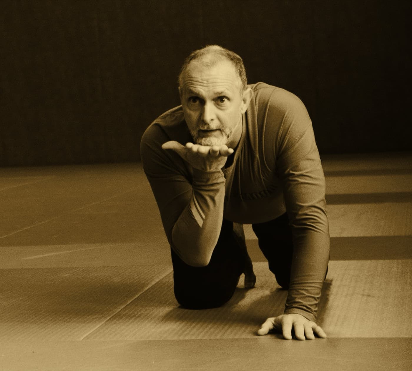 Allen Pittman erkundet eine gestützte Krabbelposition in Wisdom of the Body